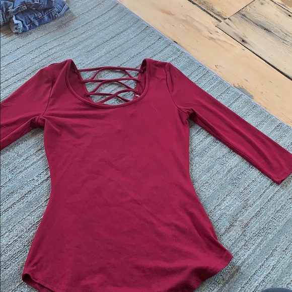 1/2 sleeve scoop neck maroon shirt. - Picture 2 of 3